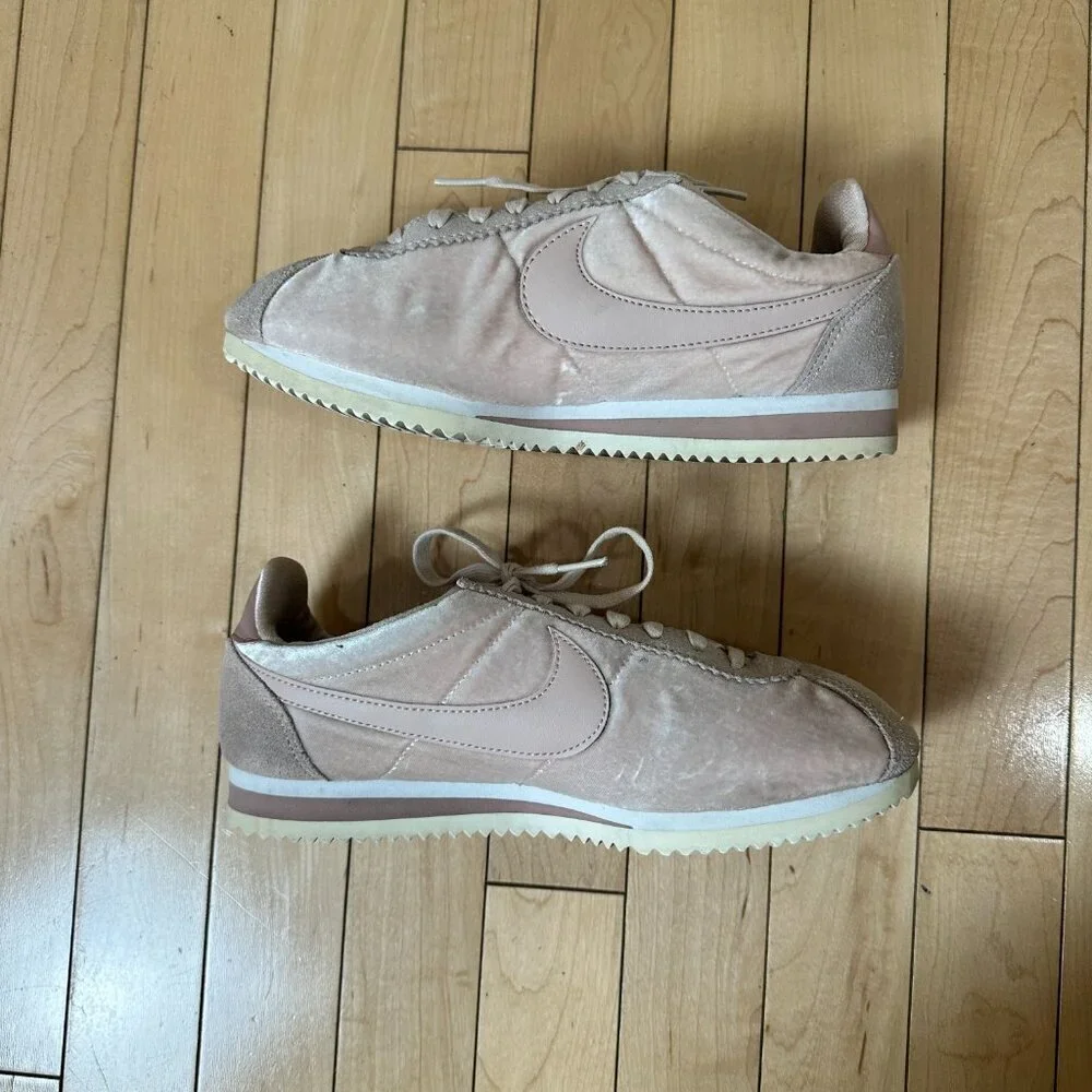 RARE NIKE Velour / Velvet Blush Pink Sneakers Tennis Shoes Size 7.5